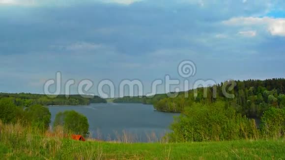 有湖泊和云的景观倾斜时间推移视频的预览图