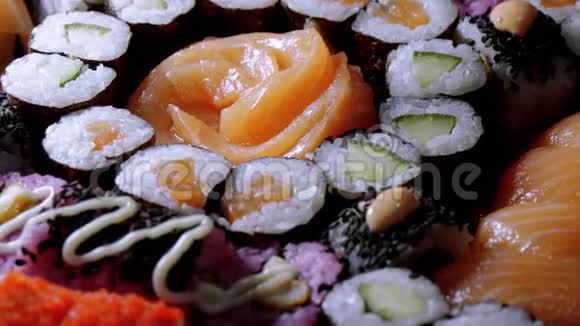 在盘子里挑选刚做的寿司视频的预览图