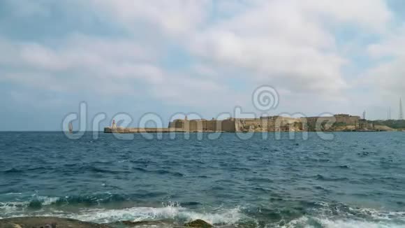 从瓦莱塔海岸俯瞰地中海里卡索利堡和马耳他岛视频的预览图