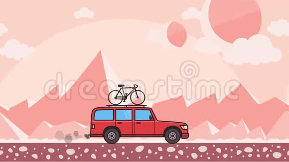 动画红色SUV车辆与自行车在屋顶树干骑通过粉红色山沙漠背景把小货车挪开视频的预览图