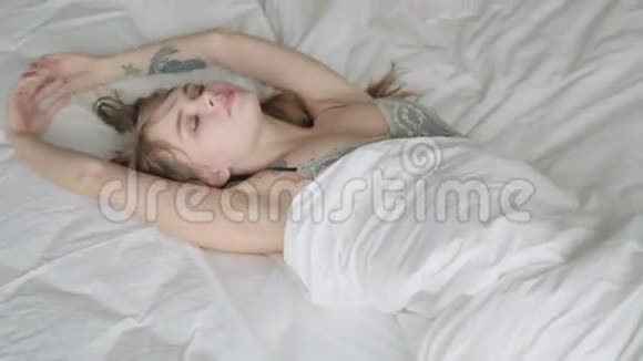 年轻美丽性感的女人躺在床上视频的预览图