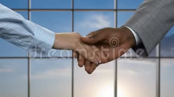 非洲商人握手视频的预览图