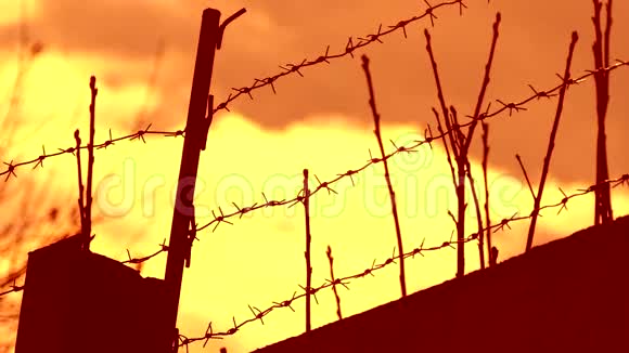 铁丝网监狱日落橙色背景视频的预览图