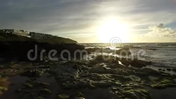 日落时的垂直潮盘露出岩石池和海藻视频的预览图