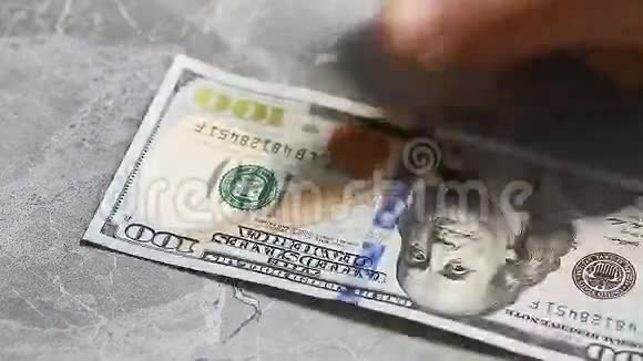 人发现100美元的钞票特写视频的预览图