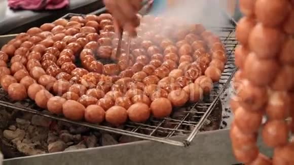 泰国式烤圆香肠在炉子上视频的预览图