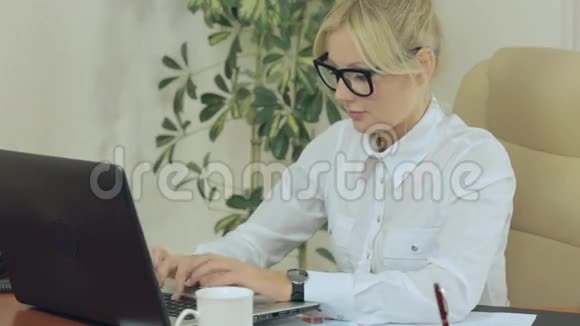 在办公室用键盘打字的漂亮女孩视频的预览图