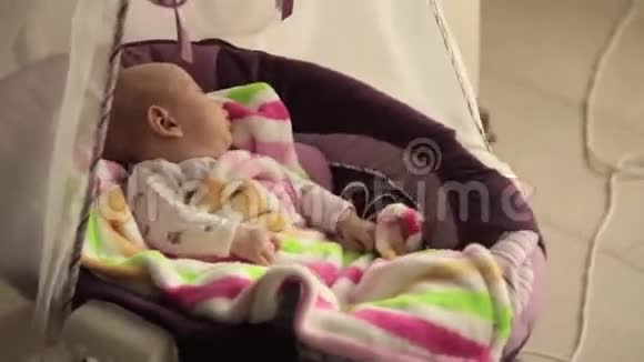 婴儿睡在婴儿床上视频的预览图