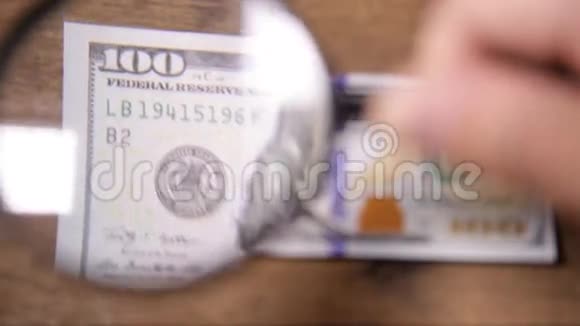 美国货币一美元钞票通过放大镜视频的预览图