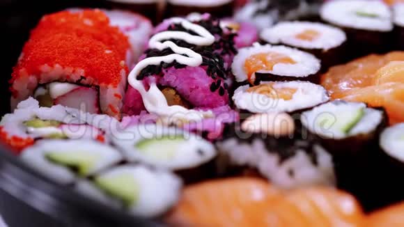 在盘子里挑选新鲜制作的寿司视频的预览图
