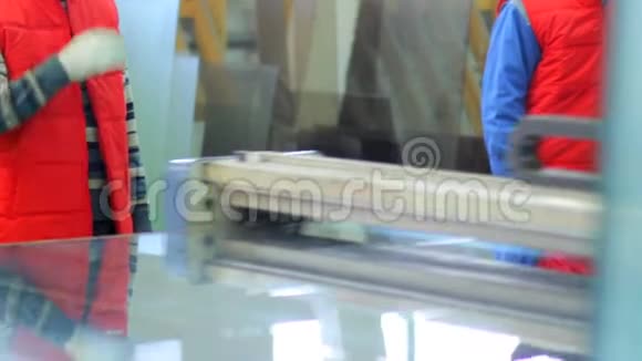 车间工人线生产塑钢窗视频的预览图