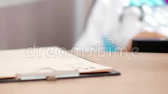 医生使用平板电脑及书写处方视频的预览图