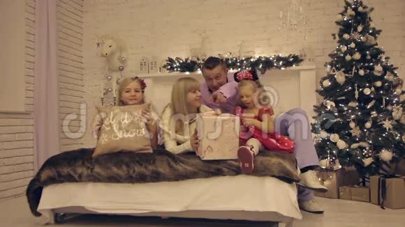 在室内拍摄圣诞全家福视频的预览图