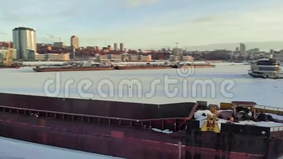 旧船驳船冰冻的河流上空中射击视频的预览图