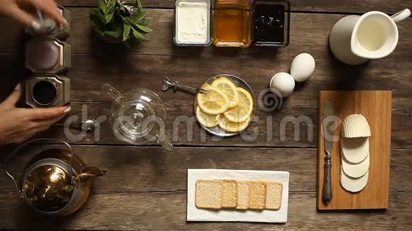 木桌上的柠檬茶和水果糖视频的预览图