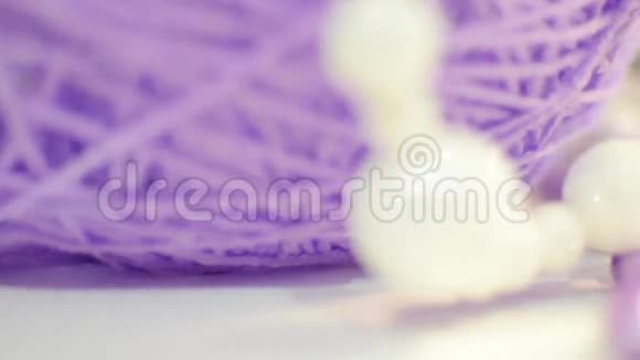 闪亮的珠子迷人的紫色和白色视频的预览图