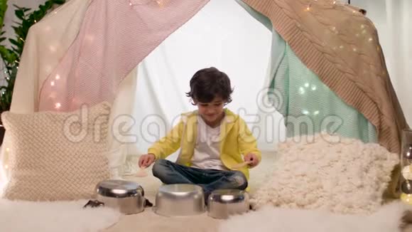 带着罐子在孩子帐篷里放音乐的男孩视频的预览图