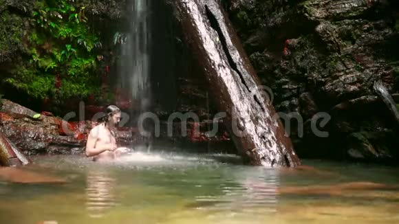 白种人在水下欣赏瀑布视频的预览图