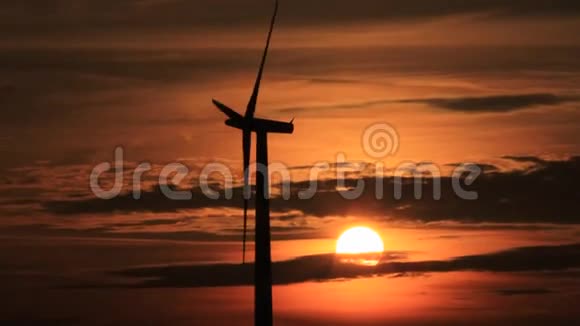 风能风力涡轮机日落红色背景视频的预览图
