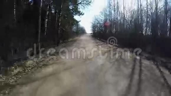 乡村驾驶汽车在砾石路上使用菲舍耶镜头慢动作视频的预览图
