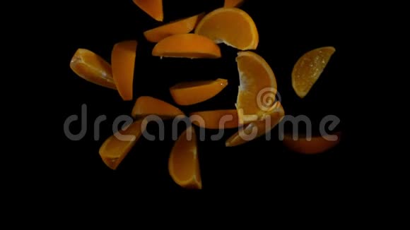 一片片的橙色在镜头前跳动视频的预览图