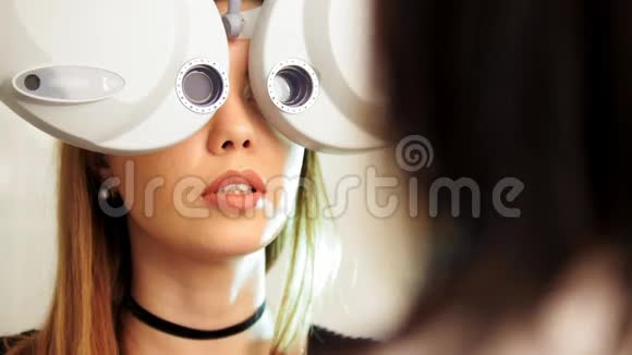 眼科诊所妇女用现代设备检查视力视频的预览图
