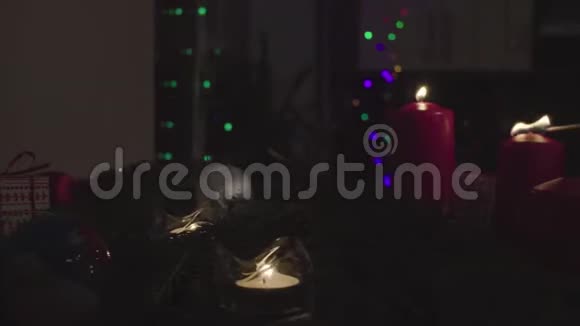 动画布恩纳塔莱意大利圣诞快乐白色字母和红色蜡烛视频的预览图