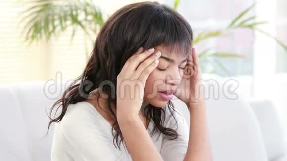 穿着衣服的女人抱着头躺在沙发上视频的预览图