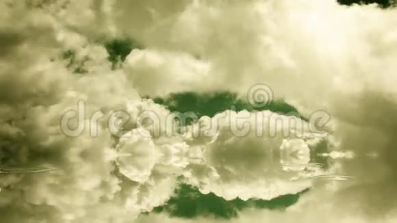 时间流逝金色的云和水滴在反射表面股票镜头视频的预览图
