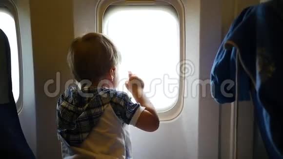 小孩从飞机窗外看视频的预览图