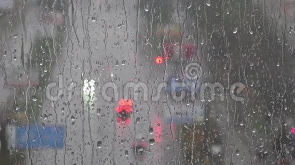 雨雨夹雪黑暗闪亮的灯笼阴影形状视频的预览图