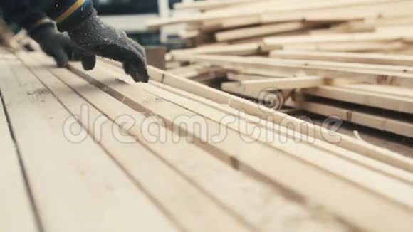 工人在木业中堆放方木片视频的预览图