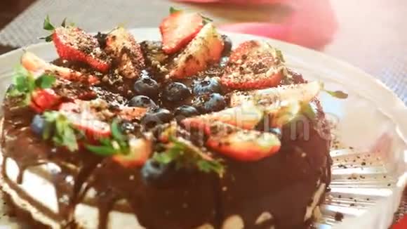 生日蛋糕加草莓片的蛋糕甜美的甜点视频的预览图