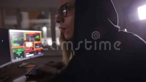 黑客团队黑客电脑在黑暗的房间里工作视频的预览图
