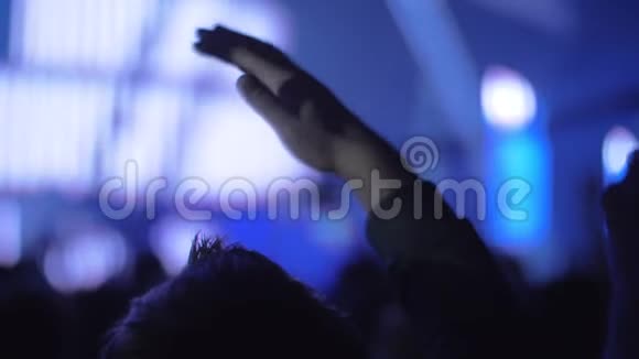 音乐会上的音乐迷举起手视频的预览图