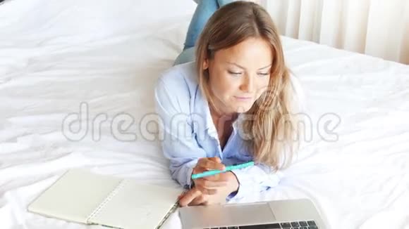 美丽的白种人女人在电脑上工作视频的预览图