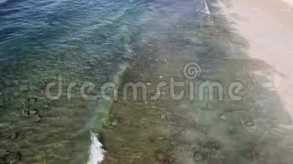 清澈的水梅拉斯蒂海滩巴厘岛克朗视频的预览图