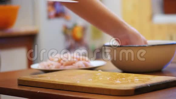 手切鲜肉在厨房板上切鸡片切生肉视频的预览图