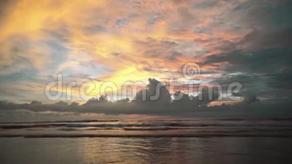 巴厘岛美丽的海洋日落视频的预览图