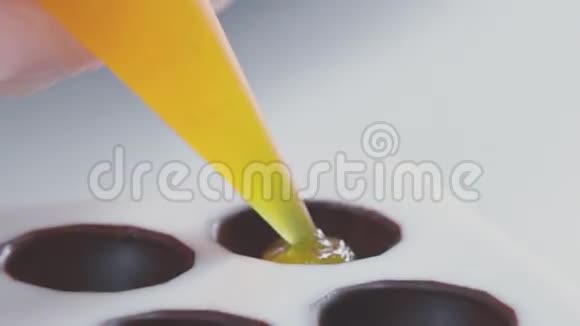 做巧克力糖果巧克力的馅料视频的预览图