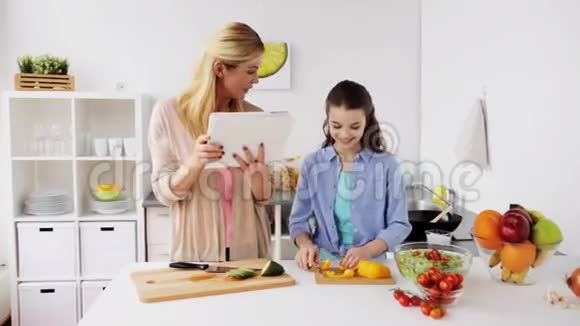 家庭烹饪晚餐使用平板电脑厨房视频的预览图