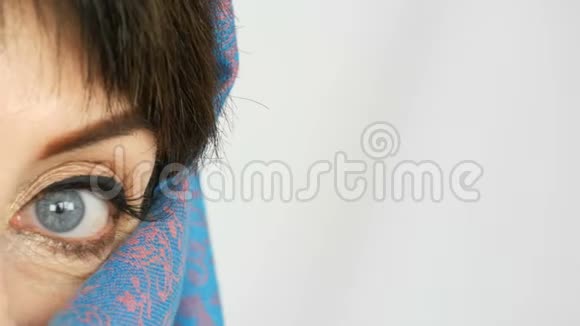 一位阿拉伯中年成年妇女的肖像她有着不寻常的美丽的蓝色大眼睛传统的睫毛很长视频的预览图
