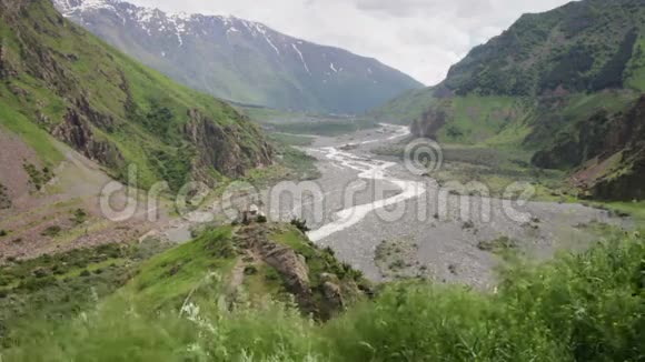 格鲁吉亚山脉和山溪景观视频的预览图
