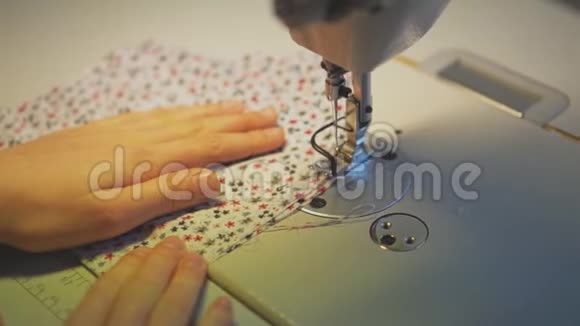 做缝纫机的小女孩视频的预览图