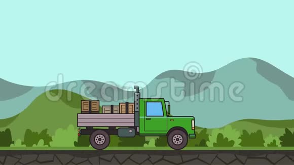 动画绿色卡车箱子在后备箱骑过绿色山谷在乡村景观背景下移动重车视频的预览图