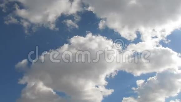 天空和云层的镜头晴朗的蓝天视频的预览图