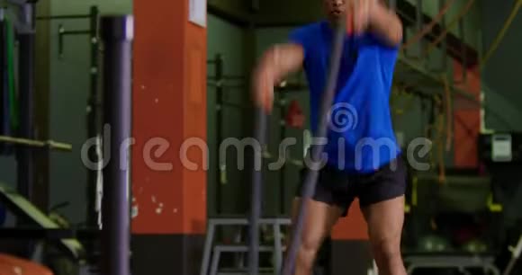 女人在健身房锻炼视频的预览图