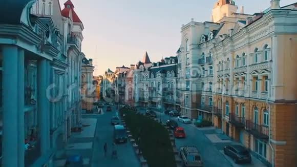 欧洲城市街建筑物的鸟瞰图视频的预览图