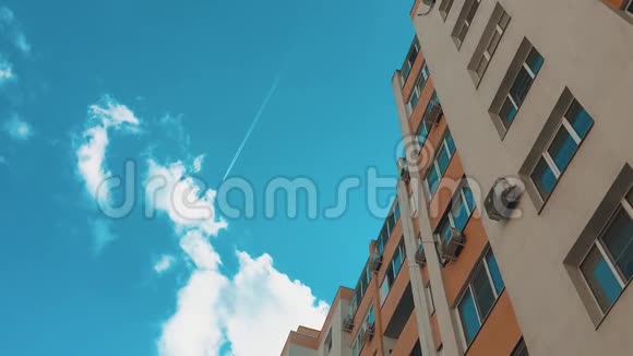 多层房子配空调贴蓝天生活方式城市生活方式视频的预览图