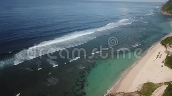 清澈的水梅拉斯蒂海滩巴厘岛克朗视频的预览图